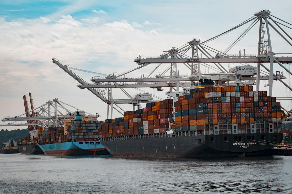 Buque portacontenedores siendo cargado con gruas en puerto